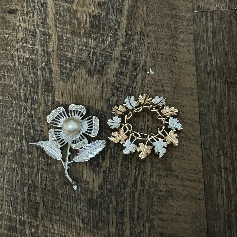 Sarah Coventry Brooch Set 1968 Vintage Signed Leaf Wreath Pearl Flower Pins 2pc